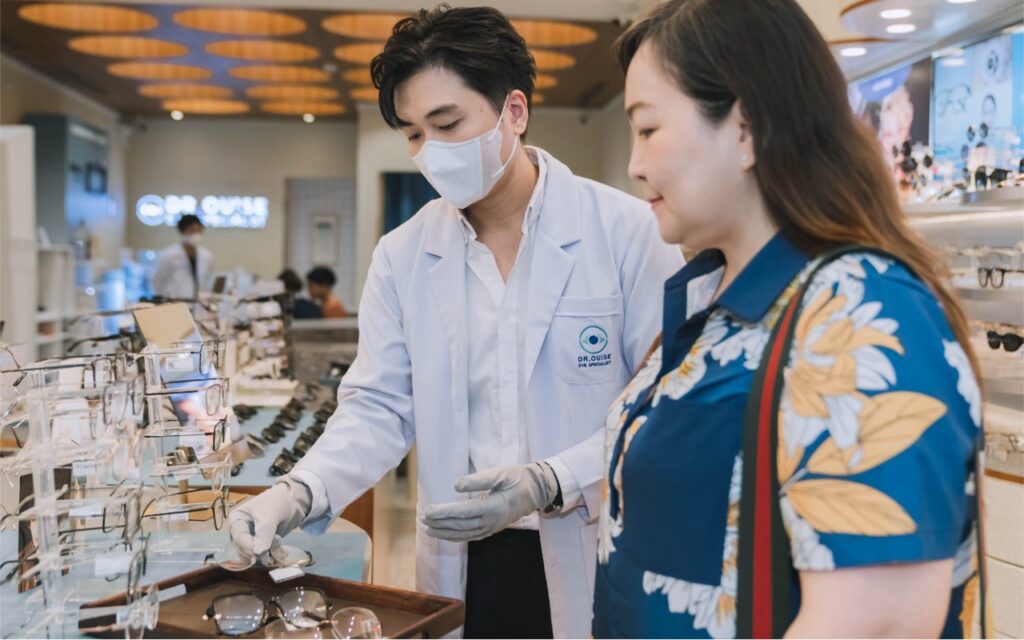 เลือกผู้เชี่ยวชาญให้ถูก! ช่างแว่นตา นักทัศนมาตร จักษุแพทย์ ต่างกันอย่างไร? โดยหมออุ๊ย